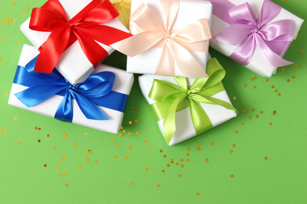 regalos, confeti y accesorios de fiesta en un fondo de color vista superior. - Foto, imagen