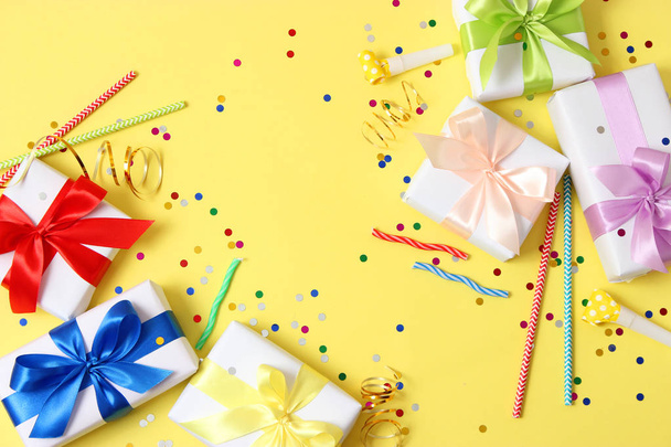 geschenken, confetti en party accessoires op een gekleurde achtergrond bovenaanzicht. - Foto, afbeelding