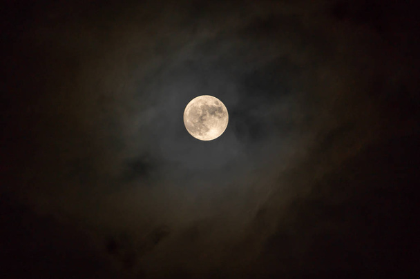 Lua cheia na noite escura brilhando no céu em dia nublado
. - Foto, Imagem