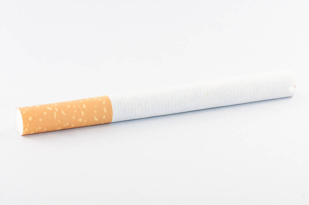 Сигара ізольована на білому тлі. Сигарети. Тютюн може спричинити захворювання в організмі. Зупинити
. - Фото, зображення