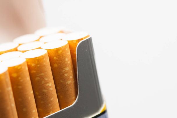 Scatola di sigari isolata su sfondo bianco. Sigaretta estratta dalla scatola. Il tabacco può causare malattie nell'organismo
. - Foto, immagini