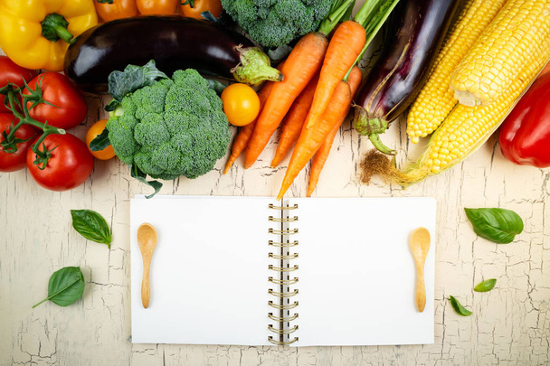 Frutas de otoño, verduras y libro de cocina abierto. Acción de Gracias, salud
 - Foto, imagen