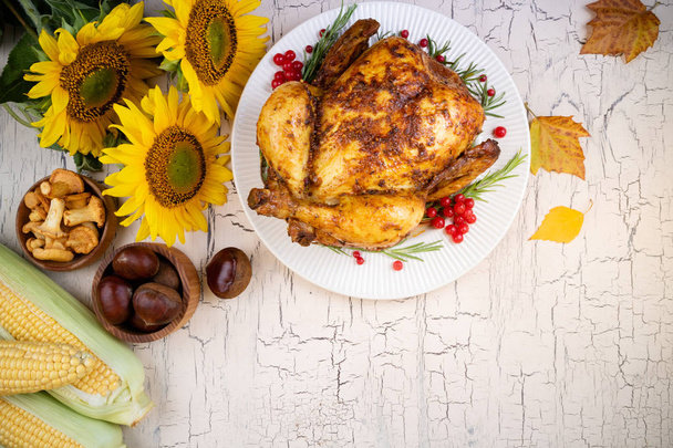 Thanksgiving achtergrond. Geroosterde hele kip of kalkoen met au - Foto, afbeelding