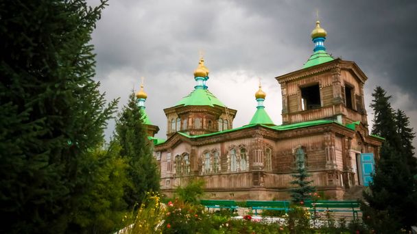 La cathédrale orthodoxe russe de la Sainte Trinité Karakol, Kirghizistan
 - Photo, image