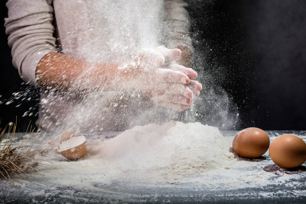 Női kezek dagasztás tésztát a főzéshez kenyér, pizza vagy tészta.  - Fotó, kép