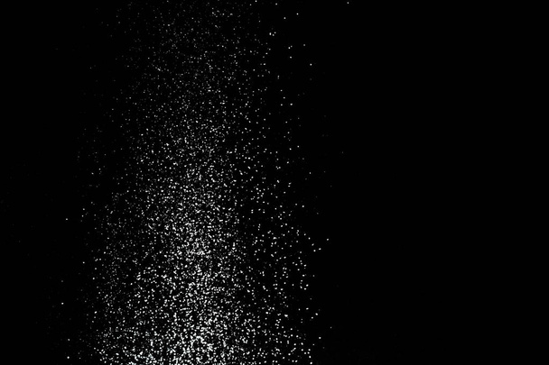 Bloem zeef op een zwarte achtergrond. Wit poeder splash isolaat - Foto, afbeelding