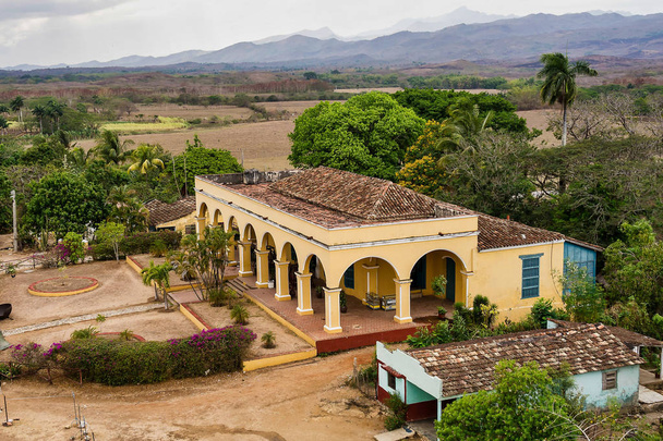 Bâtiment principal de la sucrerie San Isidro à Valle de los Ingenios, Cuba
 - Photo, image