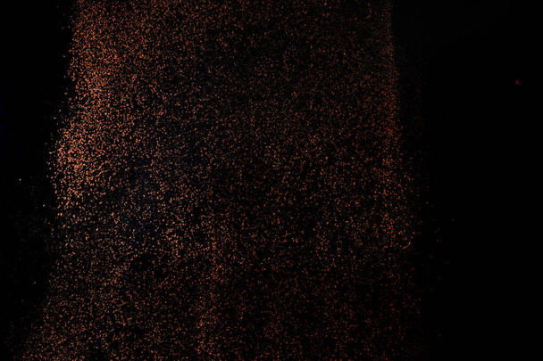 Kakaopulver, das isoliert auf schwarzem Hintergrund gesiebt wird. Schokolade - Foto, Bild