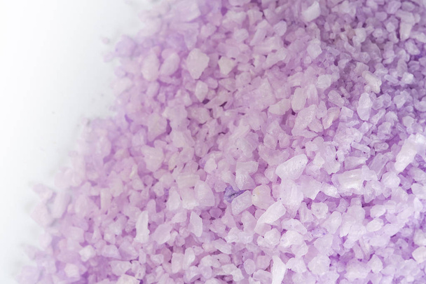 Lavande sel produits de spa naturels et décor pour bain sur blanc
  - Photo, image