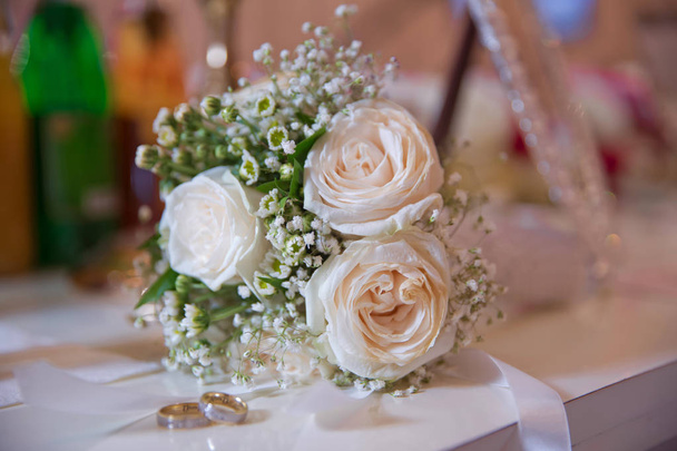 Свадебные вышки перед свадебным букетом. Мелкая глубина резкости
 - Фото, изображение