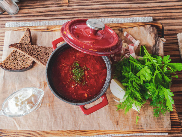 Borscht ruso tradicional ucraniano o sopa roja en la olla roja
. - Foto, Imagen