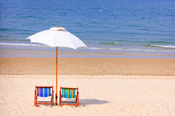 Пляжні стільці та біла парасолька
 - Фото, зображення