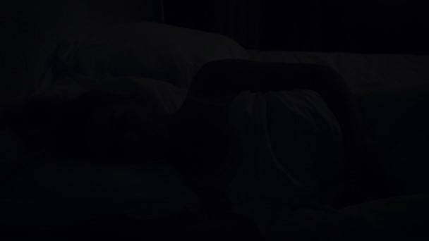 Mladá žena, která procitla v pohodlné útulné posteli na měkkém bílém polštáři. - Záběry, video