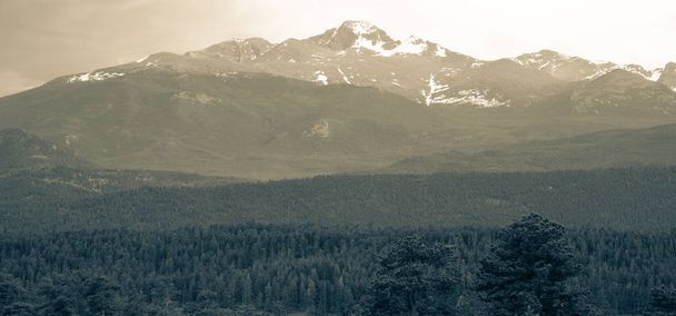 Vista panorámica de las montañas rocosas
 - Foto, imagen