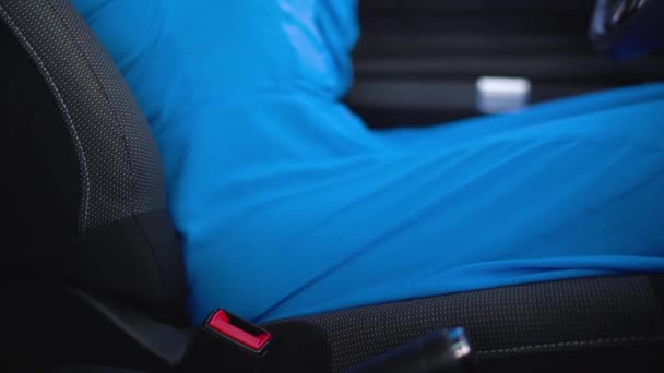 Vrouw die auto veiligheidsgordel bevestiging zittend binnenkant voertuig vóór het rijden - Video