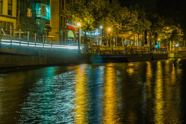 Suda bulanık yansımaları ile Hollanda şehir merkezi - Fotoğraf, Görsel
