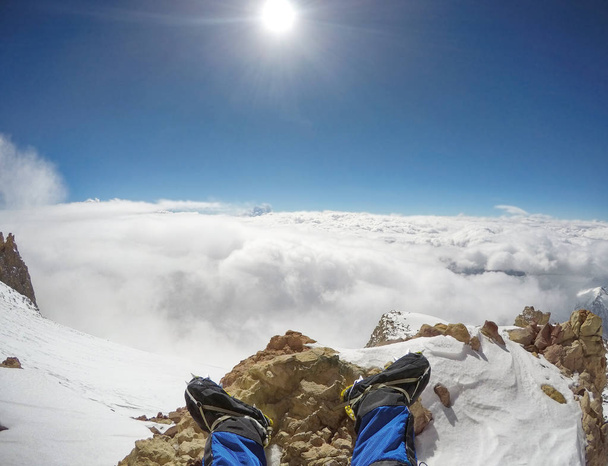 Mann auf dem Gipfel des Berges, abgeschnittene Aussicht  - Foto, Bild