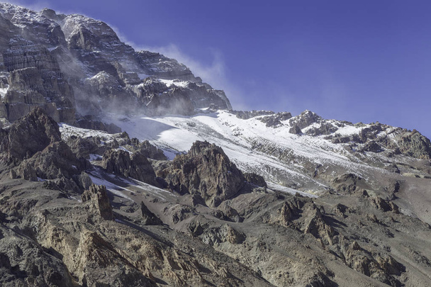 Vista panorámica de las altas montañas cubiertas de nieve blanca
 - Foto, Imagen