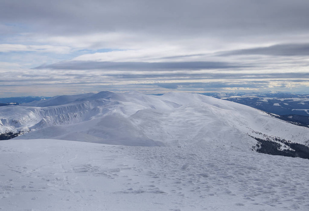vista panoramica delle montagne in inverno
 - Foto, immagini