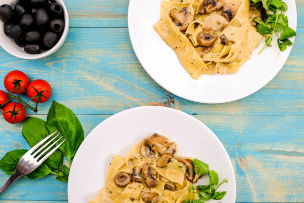 Italiaanse stijl paddestoel Pappardelle pasta maaltijd - Foto, afbeelding