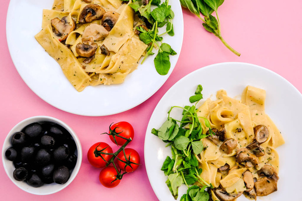 Olasz stílusú gomba pappardelle tészta étkezés - Fotó, kép