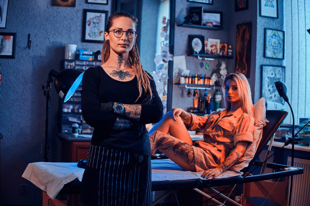 Two beautiful girls at tattoo studio - Photo, Image