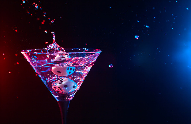 dobbelstenen en martini - Foto, afbeelding