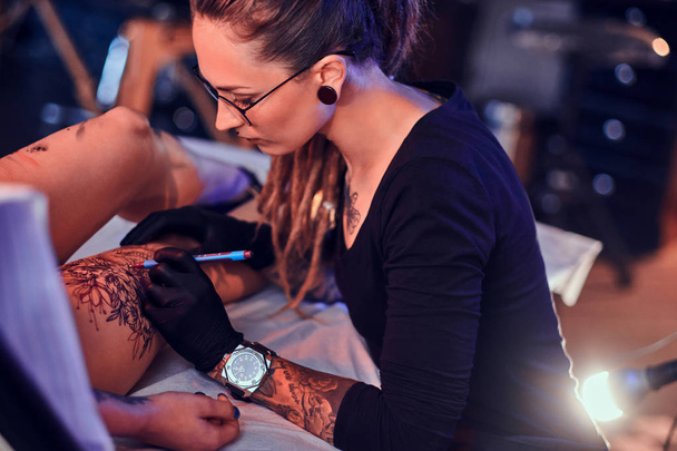 Διαδικασία του makining νέο τατουάζ στο σαλόνι τατουάζ - Φωτογραφία, εικόνα