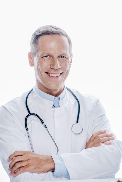 guapo doctor en blanco abrigo sonriendo aislado en blanco
 - Foto, imagen