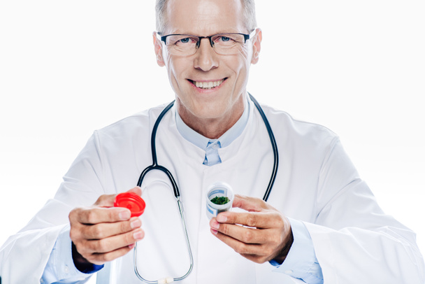 lekarz na białym tle lekarza z białym płaszczu w gospodarstwie medycznym - Zdjęcie, obraz