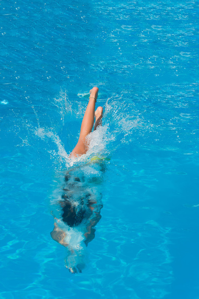 Mulher mergulhando na piscina
 - Foto, Imagem