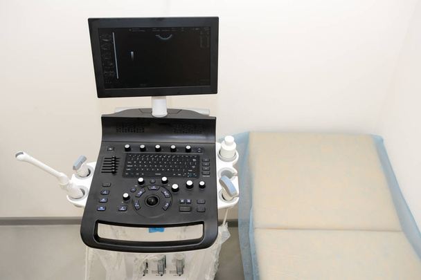 Innenraum des Untersuchungsraums mit Ultraschallgerät im Krankenhauslabor. Hintergrund für moderne medizinische Geräte. - Foto, Bild