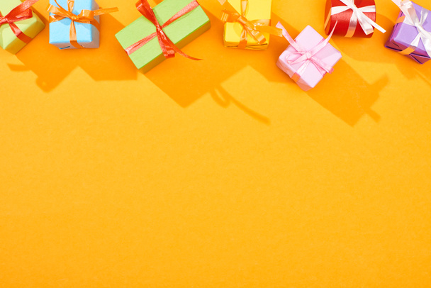 vue de dessus des cadeaux emballés festifs sur fond orange vif
 - Photo, image