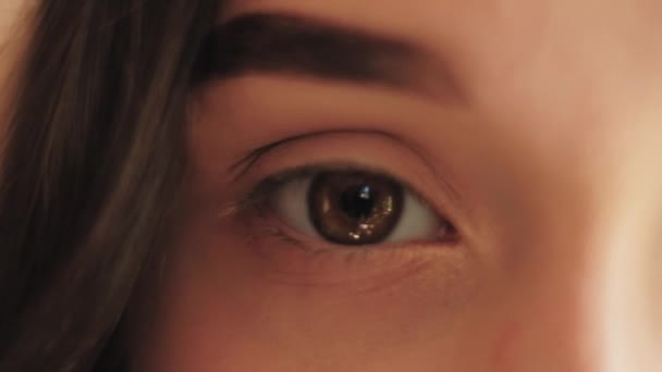 εμπιστοσύνη αφοσίωση γυναίκα τρυφερή εμφάνιση καστανά μάτια - Πλάνα, βίντεο