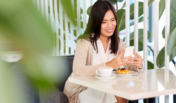 Asian kobieta z smartphone w kawiarnia lub Coffee Shop - Zdjęcie, obraz