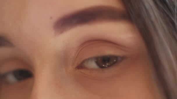 umut inanç kahverengi gözleri dalgın kadın üzgün bir görünüm - Video, Çekim