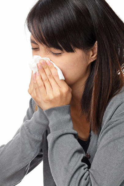 mujer estornuda
 - Foto, imagen