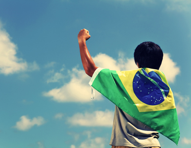 aufgeregter Mann mit brasilianischer Fahne - Foto, Bild