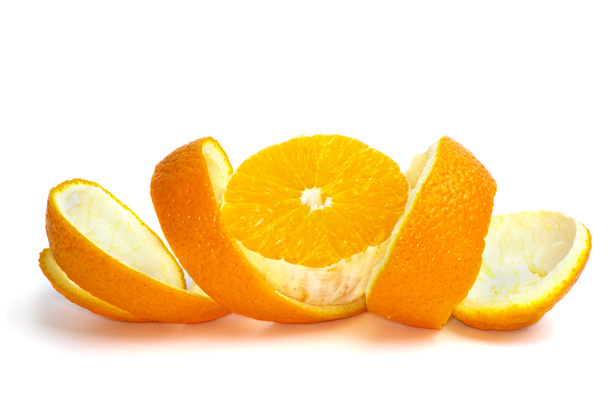 Rebanada de naranja sobre la cáscara
 - Foto, Imagen
