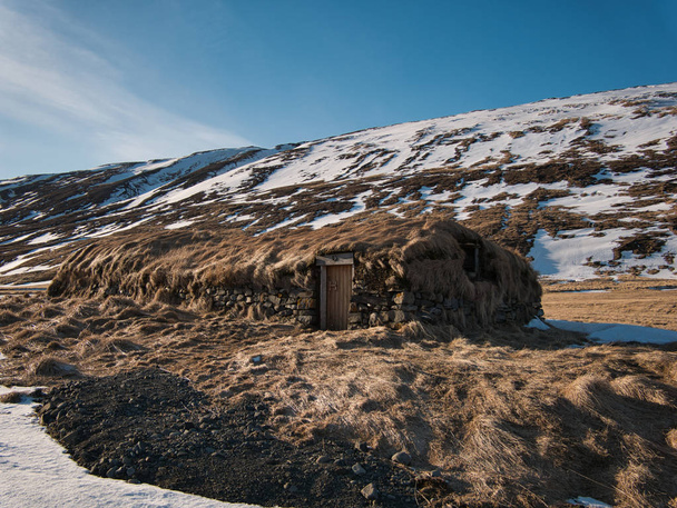 Maison traditionnelle de tourbe sur un pré en Islande
 - Photo, image