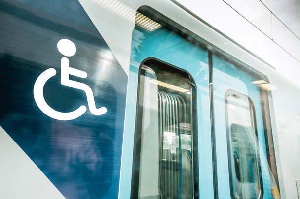 Tren expreso especial para personas con discapacidad en silla de ruedas con signo icono de silla de ruedas en el tren. Formación para minusválidos
. - Foto, imagen
