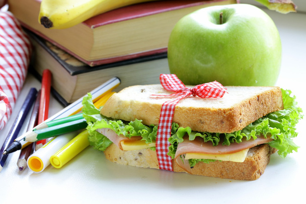 sandwich met ham, appel, banaan en muesli bar - gezond eten, school lunch - Foto, afbeelding