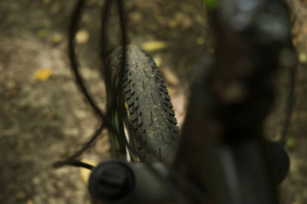 ciclo roda pneu composição centro no país lado terra trilha no quadro de cabos de freio sem foco
  - Foto, Imagem