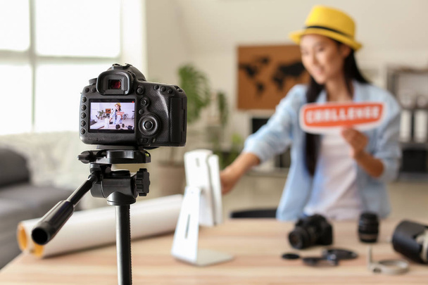 女性アジアのブロガーは、自宅でビデオを記録 - 写真・画像