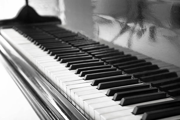 Teclas de piano, vista de primer plano
 - Foto, Imagen