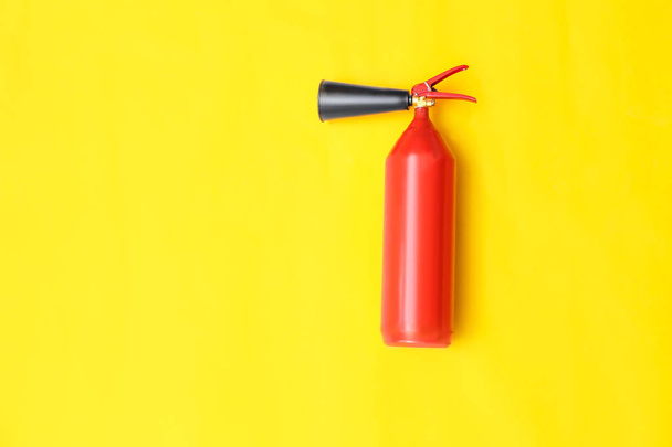 Extintor de incendios sobre fondo de color
 - Foto, Imagen