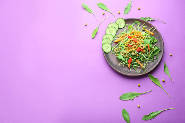 Talíř s chutným rukolovým salátem na barevném pozadí - Fotografie, Obrázek