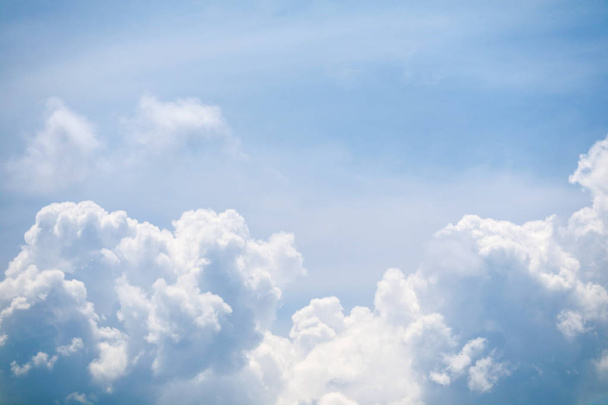 yaz mavi gökyüzü yumuşak bulut beyaz büyük yığın bulut güneş - Fotoğraf, Görsel