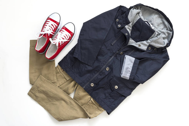 Top View mode trendy look van tiener kleren op wit. Lente, herfst jongen outfit set. - Foto, afbeelding