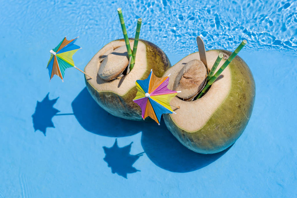 Friss kókuszos koktélt színes nyári Party koncepció - Fotó, kép